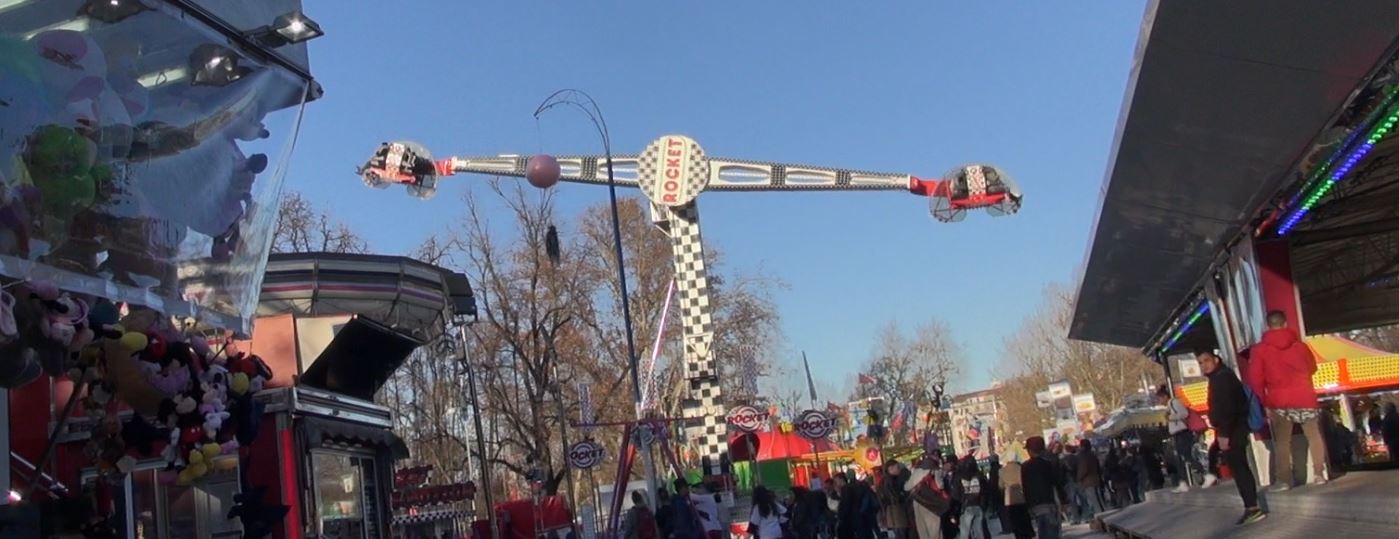 Una giostra al Parco Sempione di Milano in una precedente edizione del Carnevale