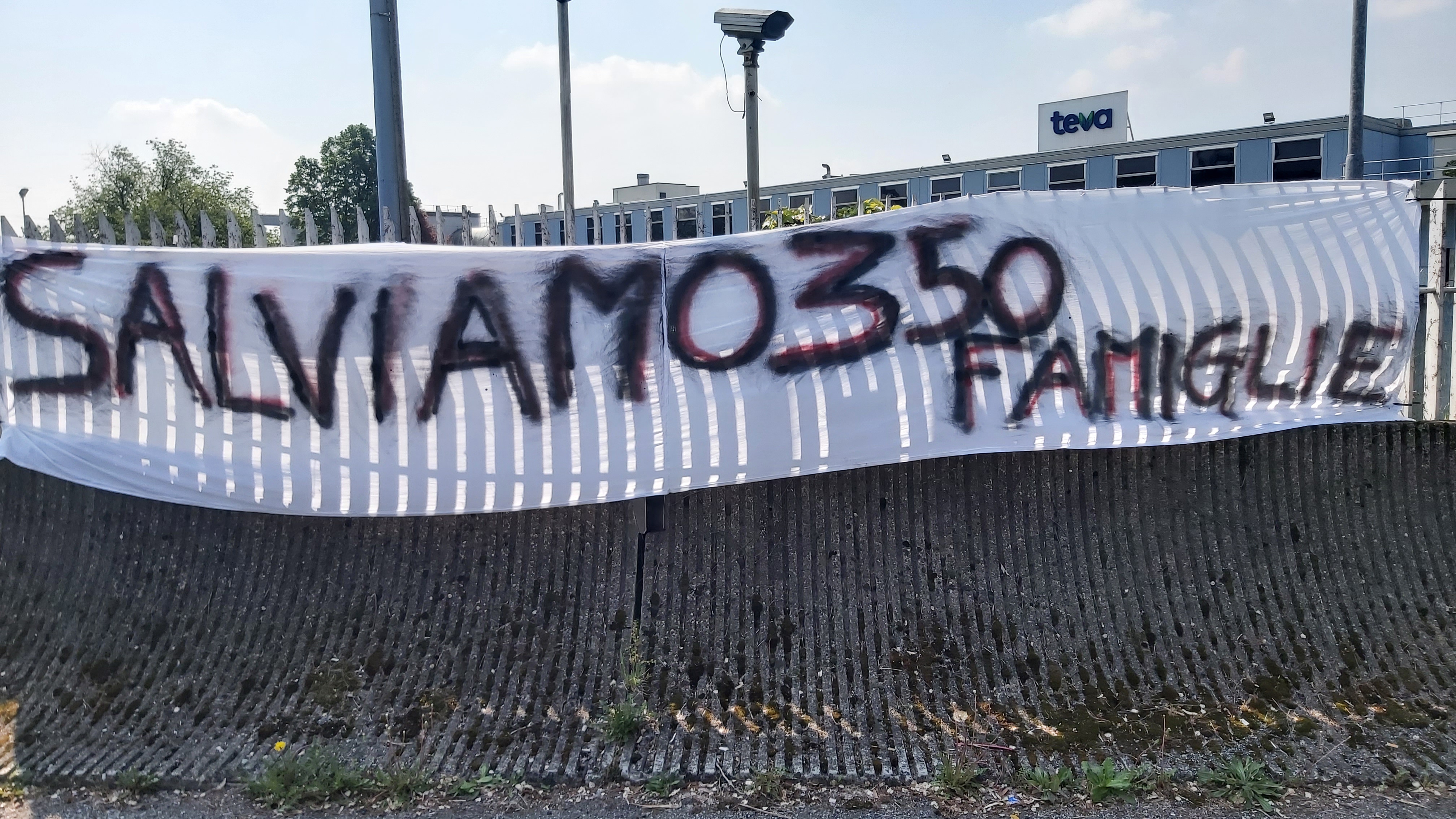 Lo striscione fuori dallo stabilimento