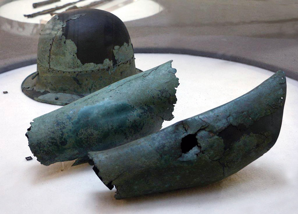 Elmo in bronzo (Museo Archeologico Castello Sforzesco)