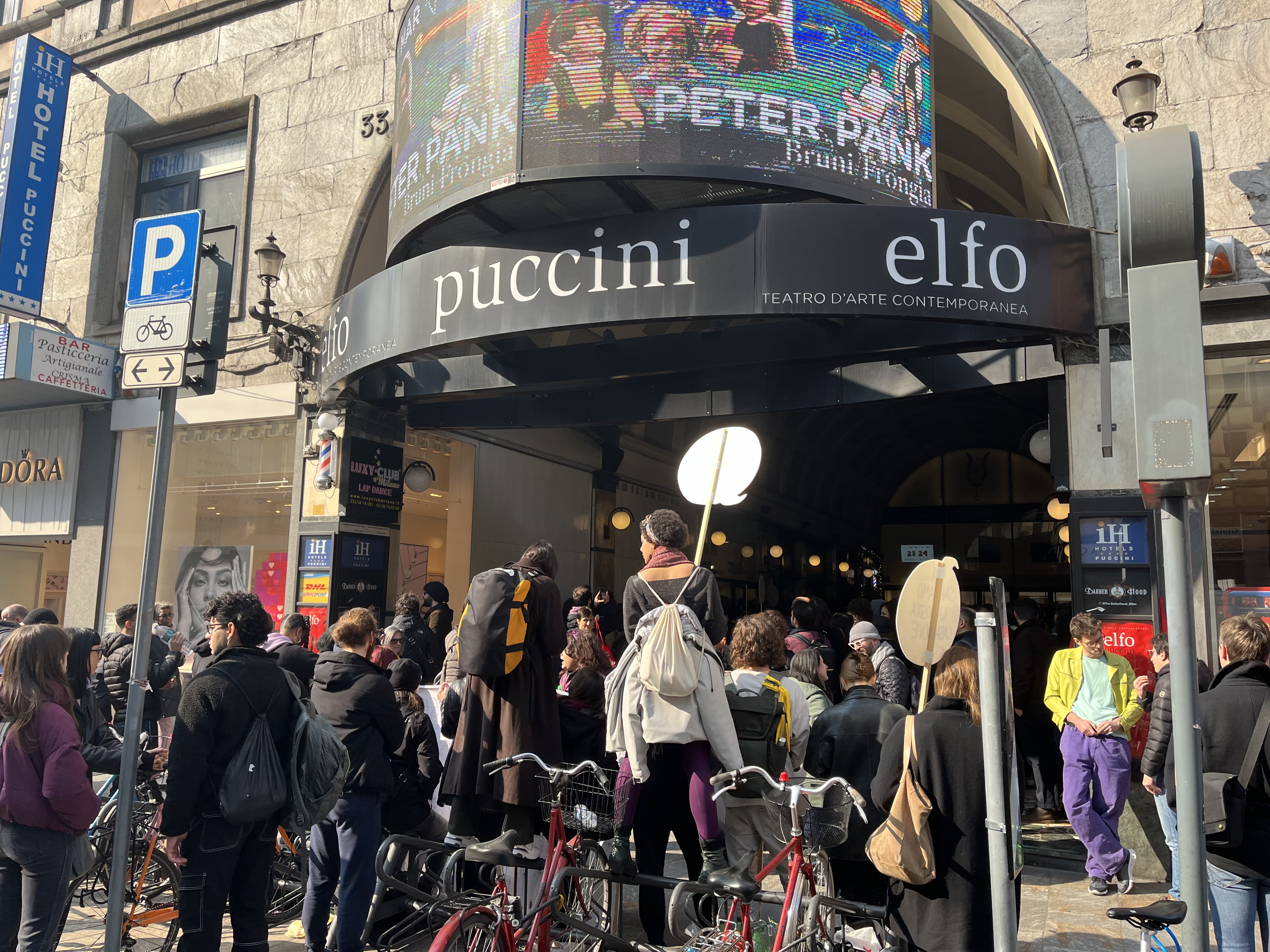 La manifestazione davanti al teatro Puccini