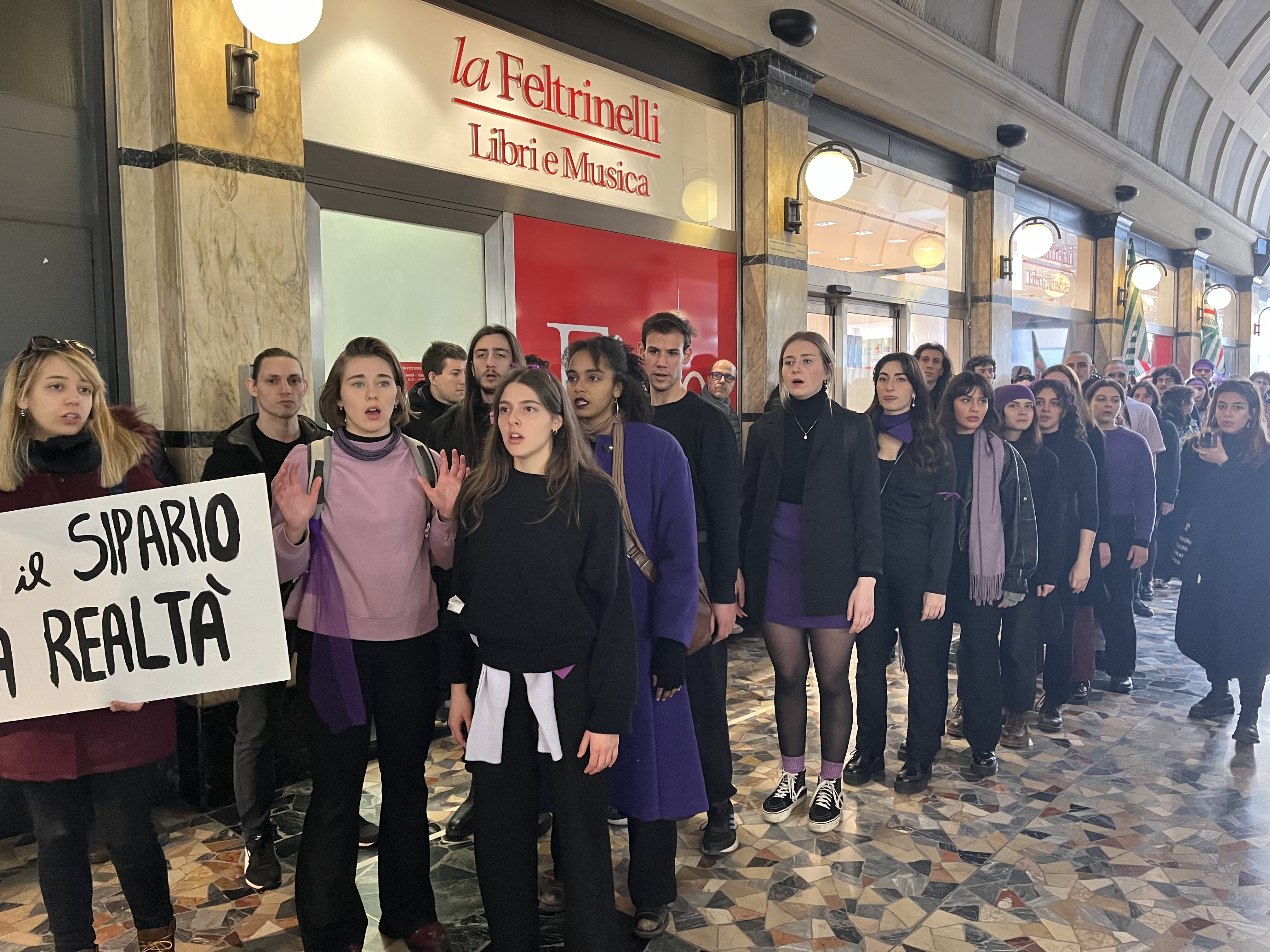 La manifestazione davanti al teatro Puccini