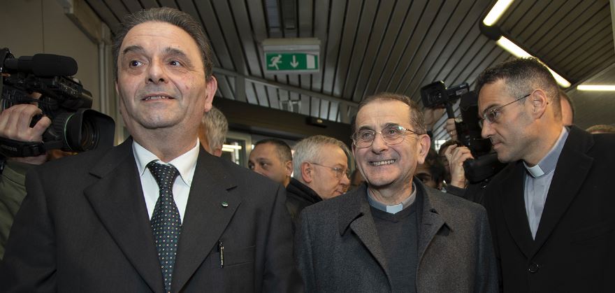 Don Magnoni con l'arcivescovo Delpini in visita alla Cisl di Milano (a sx il segretario Gerla)