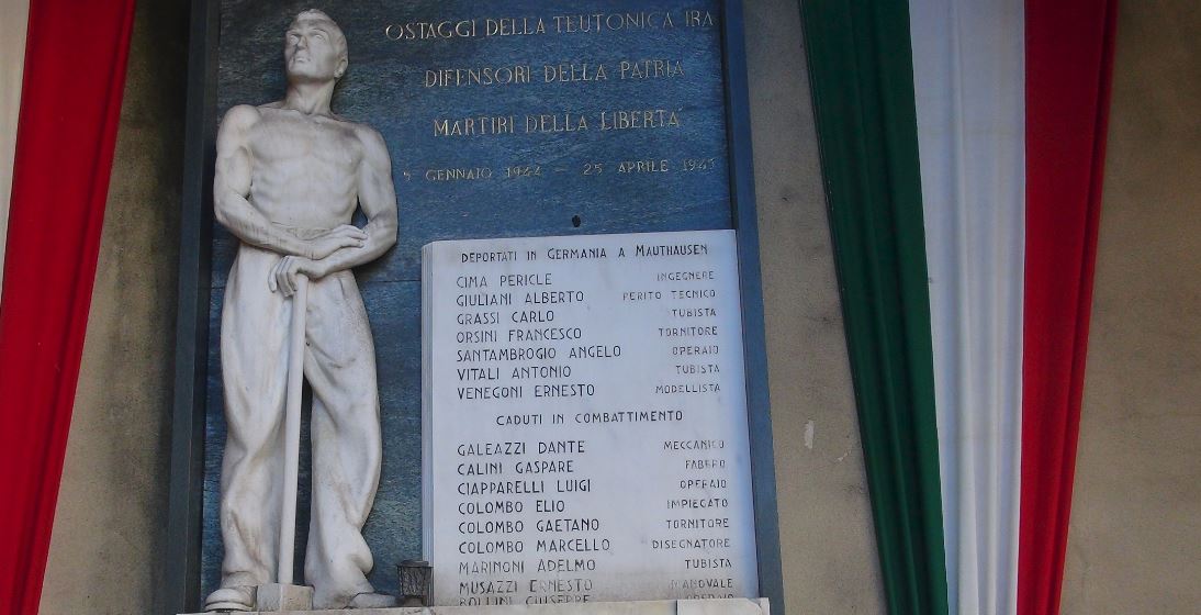 Il cippo che ricorda deportati e caduti della Franco Tosi