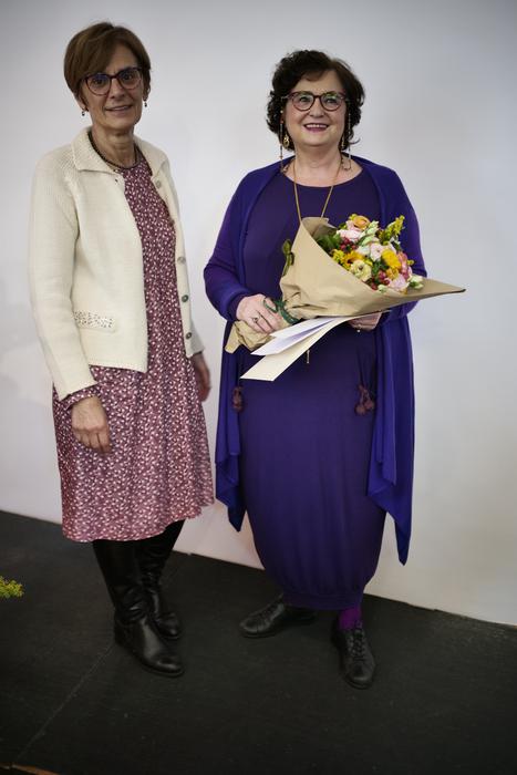 Paola Valeria Protti (terza, Sezione Racconti) premiata da Gabriella Tonello (segretaria generale Fnp Cisl Milano)