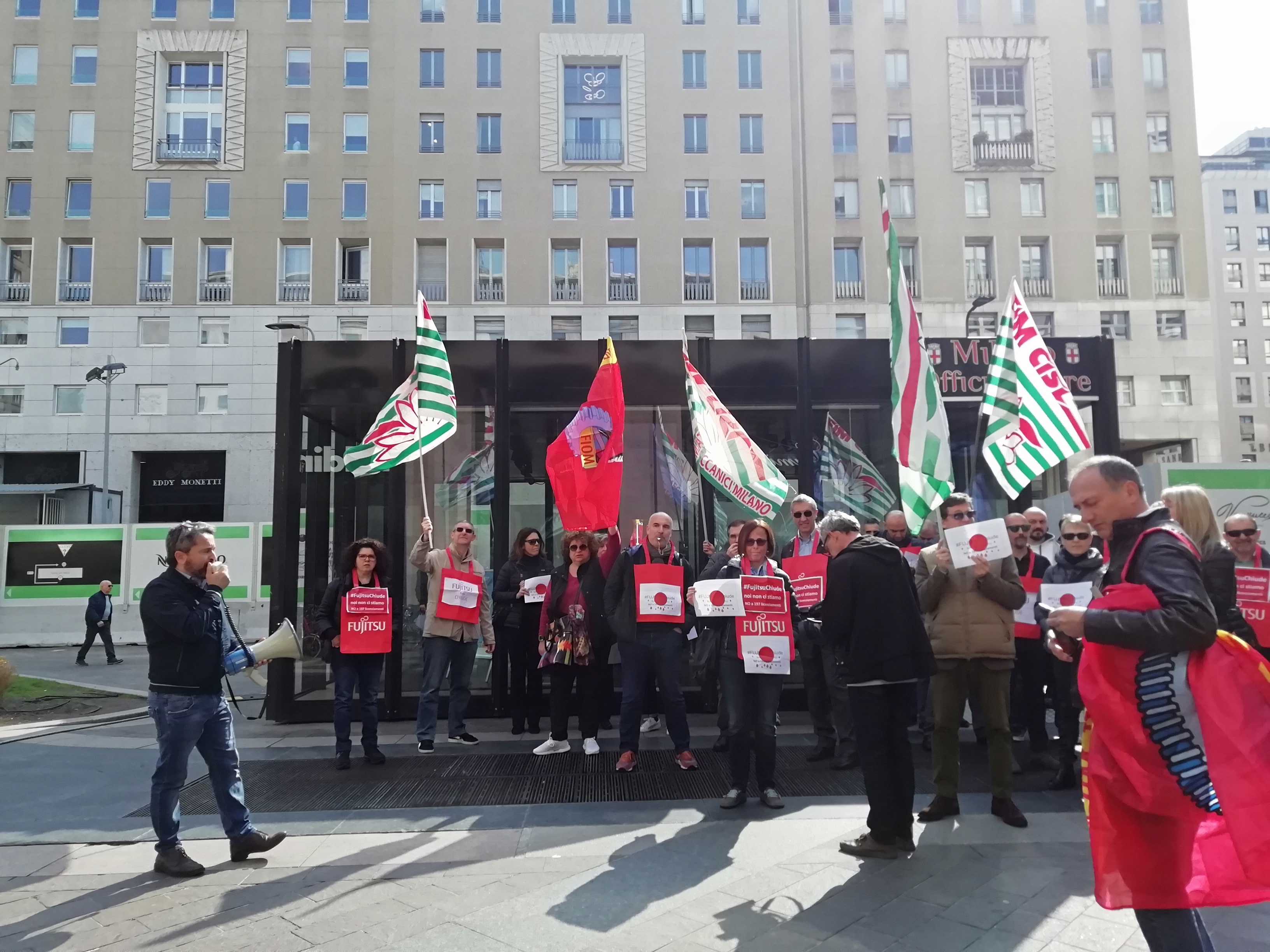 Una manifestazione di lavoratori della Fujitsu