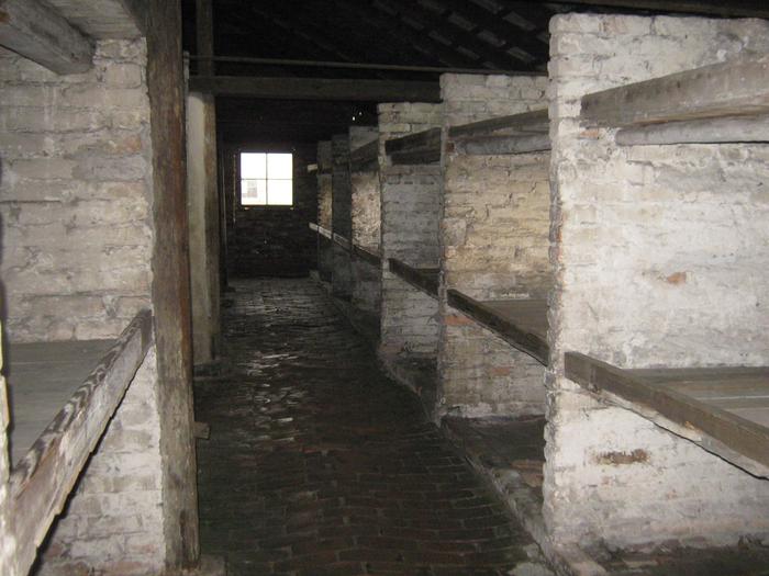 Interno di una baracca di Auschwitz-Birkenau