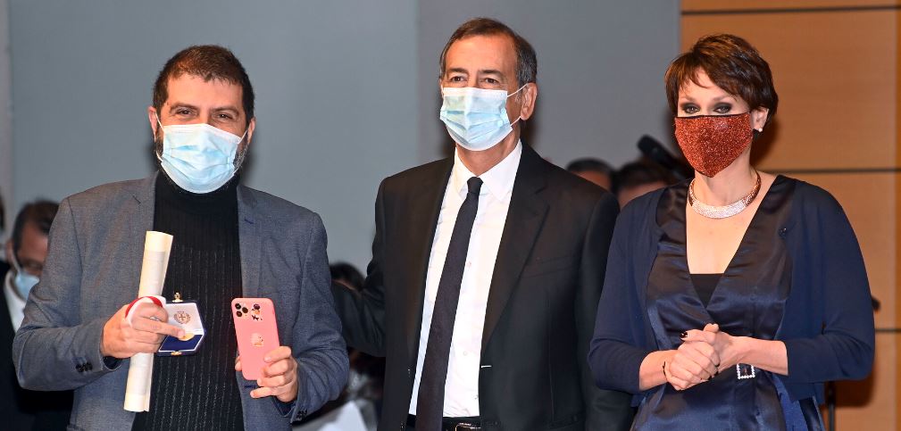 Il compagno di Fraintesa, Andrea Riscassi, ritira l'Ambrogino d'oro (foto Comune di Milano)